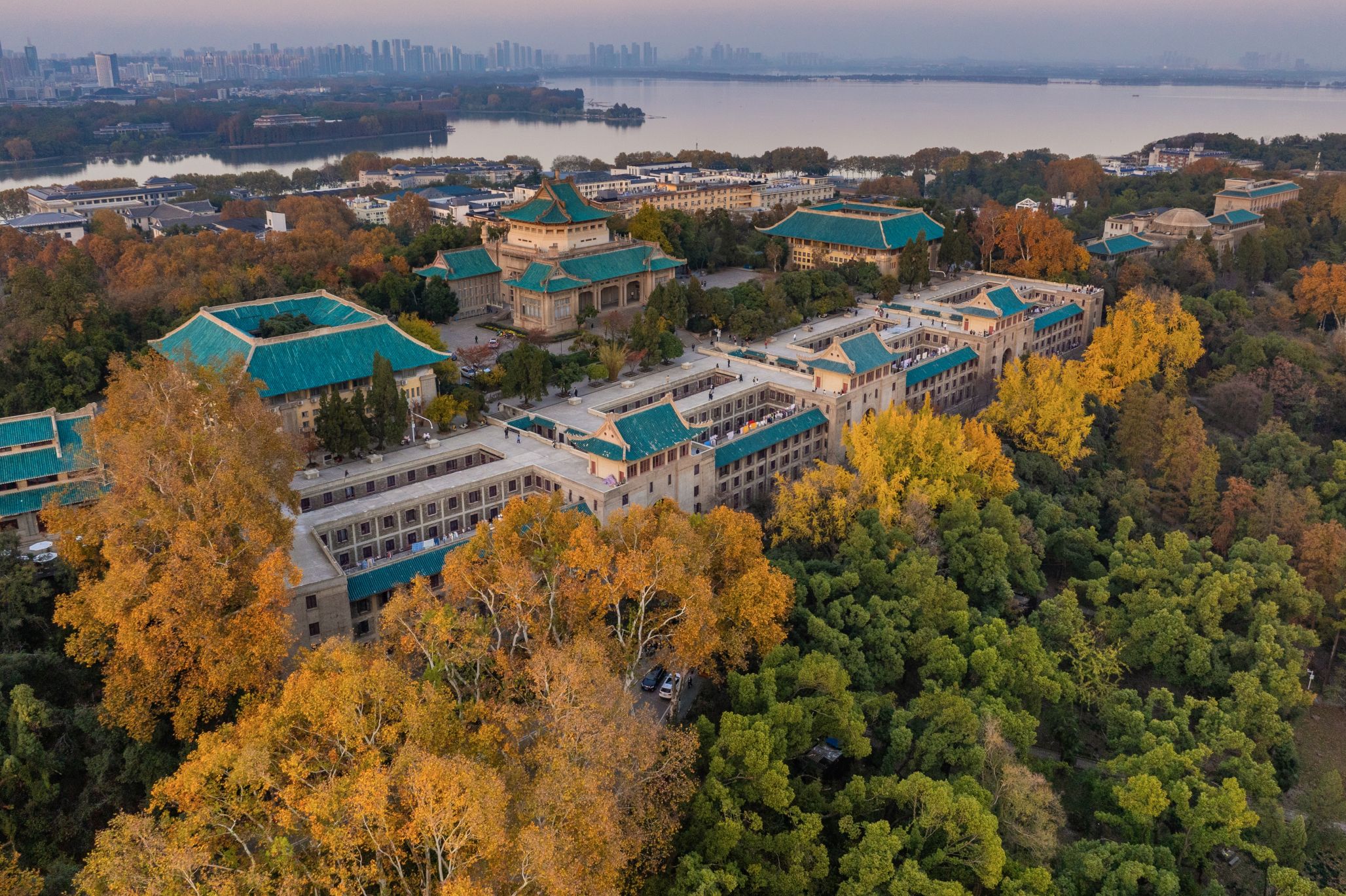 武漢大學(xué)2025年新年獻(xiàn)詞：深化改革啟新程 奮楫揚帆向一流